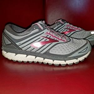 Brooks Ariel 18 size 8.5 ex-wide